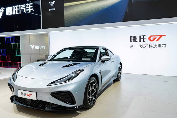 重庆17哪吒汽车在智能汽车领域的表现，领途汽车在新能源汽车市场中的影响力